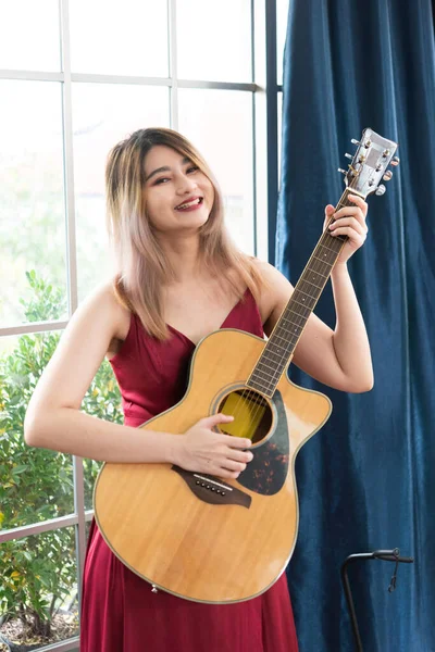 Linda Jovem Mulher Asiática Tocando Guitarra Acústica Estilo Vida Moda — Fotografia de Stock