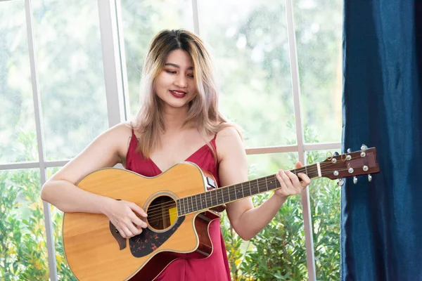 Hermosa Mujer Asiática Joven Tocando Guitarra Acústica Moda Estilo Vida —  Fotos de Stock