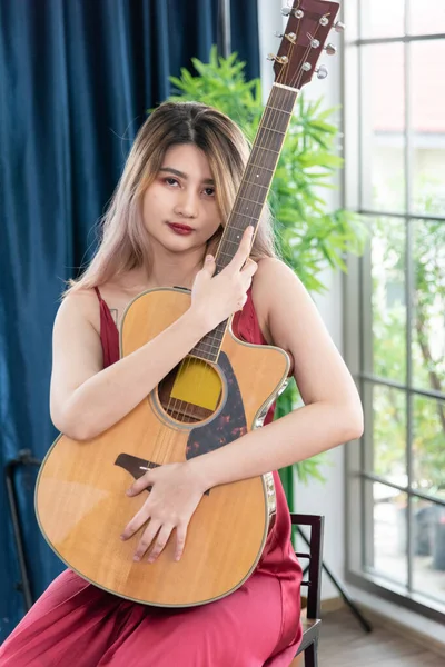 Красива Молода Азіатка Грає Акустичній Гітарі Стиль Моди — стокове фото