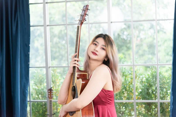 Piękna Młoda Azjatka Grająca Gitarze Akustycznej Styl Życia Moda — Zdjęcie stockowe