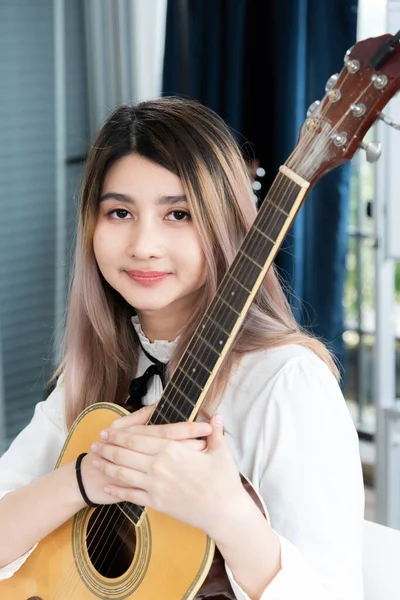 Hermosa Mujer Asiática Joven Tocando Guitarra Acústica Moda Estilo Vida —  Fotos de Stock