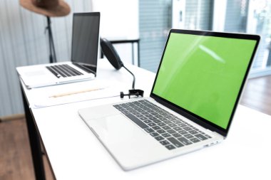 Bilgisayarın ön görüntüsü toplantı odasındaki çalışma masasında..