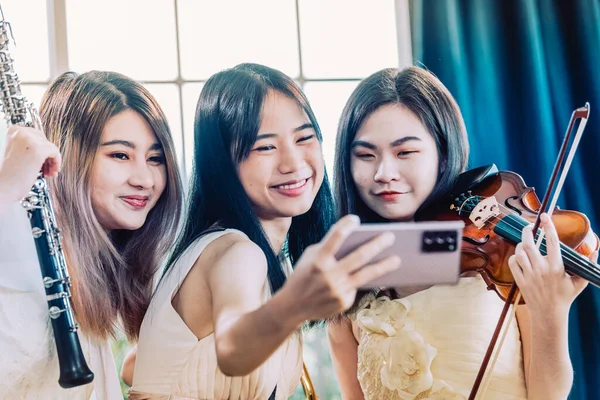Grupo Mulheres Felizes Tomando Auto Retrato Tocando Clarinete Violino Fica — Fotografia de Stock
