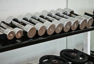 Jimnastik salonunda kas, spor aletleri yapmak için salaklık..