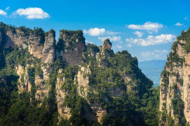 Zhangjiajie Ulusal Orman Parkı 'ndaki (Wulingyuan) Tianzi Dağları' nın (Avatar Dağları) doğal kuvars sütunlarının muhteşem manzarası, Hunan Eyaleti, Çin. Muhteşem bir manzara. Bu ulusal park Avatar filminin ilham kaynağıydı..