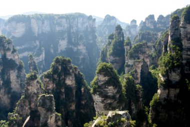 Zhangjiajie Ulusal Orman Parkı 'ndaki (Wulingyuan) Tianzi Dağları' nın (Avatar Dağları) doğal kuvars sütunlarının muhteşem manzarası, Hunan Eyaleti, Çin. Muhteşem bir manzara. Bu ulusal park Avatar filminin ilham kaynağıydı..