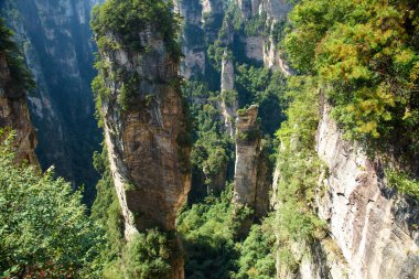 Zhangjiajie Ulusal Orman Parkı 'ndaki (Wulingyuan) Tianzi Dağları' nın (Avatar Dağları) doğal kuvars sütunlarının muhteşem manzarası, Hunan Eyaleti, Çin. Muhteşem bir manzara. Bu ulusal park Avatar filminin ilham kaynağıydı..