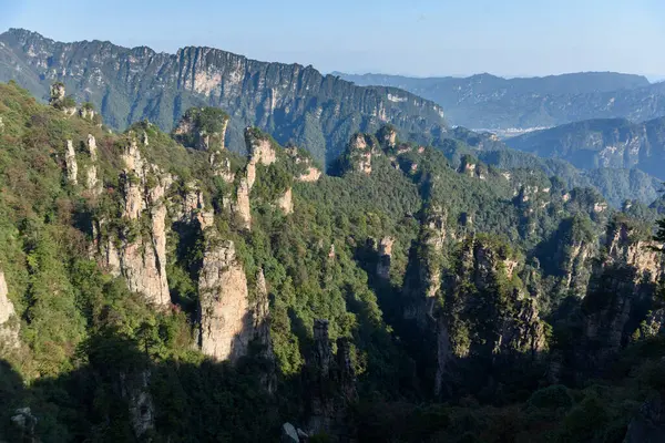 Avatar Dağları manzarası, Zhangjiajie Ulusal Orman Parkı, Çin. Bu ulusal park Avatar filminin ilham kaynağıydı..