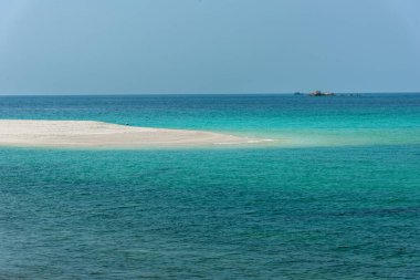 Güzel Andaman denizi, Tropikal Turkuaz berrak mavi deniz ve mavi gökyüzü arka planına sahip Pattaya plajında beyaz kum plajı - yaz tatili yolculuğu. Tarutao Ulusal Parkı ve Koh Lipe Satun, Tayland