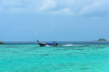 Güzel Andaman denizi, Tropikal Turkuaz berrak mavi deniz ve mavi gökyüzü arka planına sahip Pattaya plajında beyaz kum plajı - yaz tatili yolculuğu. Tarutao Ulusal Parkı ve Koh Lipe Satun, Tayland