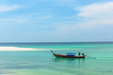 Güzel Andaman denizi, Tropikal Turkuaz berrak mavi deniz ve mavi gökyüzü arka planına sahip Pattaya plajında beyaz kum plajı - yaz tatili yolculuğu. Tarutao Ulusal Parkı ve Koh Lipe Satun, Tayland