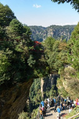 Çin 'in Hunan Eyaleti' ndeki Zhangjiajie Ulusal Orman Parkı 'ndaki Dünya Doğal Kaya Köprüsü' nün İlk Köprüsü.