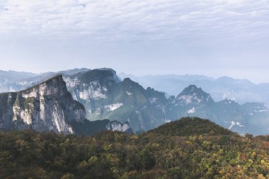 Tian-Men-Shan: Zhangjiajie China - Ekim 2023: Cennetin Kapısı ya da Tianmen Dağı 'ndaki Tianmen Mağarası Ulusal Parkı Zhangjiajie, Hunan, Çin