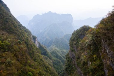 Tian-Men-Shan: Zhangjiajie China - Ekim 2023: Cennetin Kapısı ya da Tianmen Dağı 'ndaki Tianmen Mağarası Ulusal Parkı Zhangjiajie, Hunan, Çin