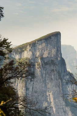 Tian-Men-Shan: Zhangjiajie China - Ekim 2023: Cennetin Kapısı ya da Tianmen Dağı 'ndaki Tianmen Mağarası Ulusal Parkı Zhangjiajie, Hunan, Çin