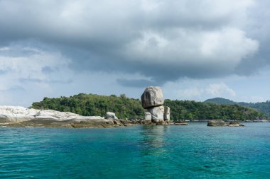 Güzel Andaman denizi, Tropikal Turkuaz berrak mavi deniz ve mavi gökyüzü arka planına sahip Pattaya plajında beyaz kum plajı - yaz tatili yolculuğu. Tarutao Ulusal Parkı ve Koh Lipe Satun, Tayland