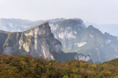 Tian-Men-Shan: Zhangjiajie China - Ekim 2023: Cennetin Kapısı ya da Tianmen Dağı 'ndaki Tianmen Mağarası Ulusal Parkı Zhangjiajie, Hunan, Çin