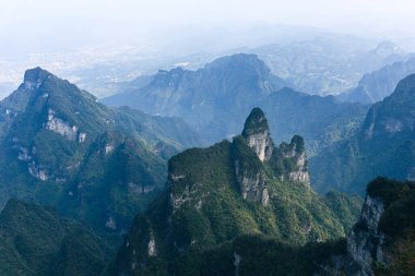 Tian-Men-Shan: Zhangjiajie China - Ekim 2023: Cennetin Kapısı ya da Tianmen Dağı 'ndaki Tianmen Mağarası Ulusal Parkı Zhangjiajie, Hunan, Çin