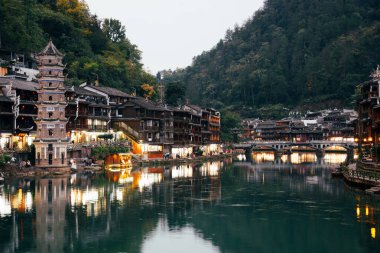 Fenghuang Eski Şehir. Fenghuang İlçesi 'nde. HuNan eyaletinin güneybatısı, Çin. Fenghuang, Asya 'nın popüler bir turizm merkezidir..