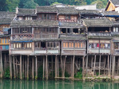 Fenghuang Eski Şehir. Fenghuang İlçesi 'nde. HuNan eyaletinin güneybatısı, Çin. Fenghuang, Asya 'nın popüler bir turizm merkezidir..
