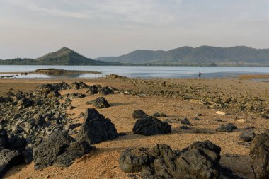 Deniz dalgaları plajda kayalara, kayalara ve denize çarpıyor. Okyanuslar ve dalgaları olan kayalar..