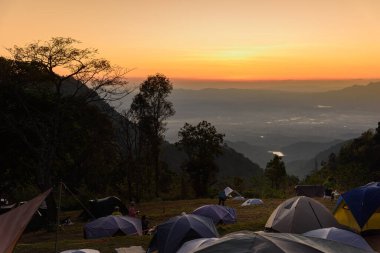 Sabah, gündoğumu bulutlar ile gündoğumu.