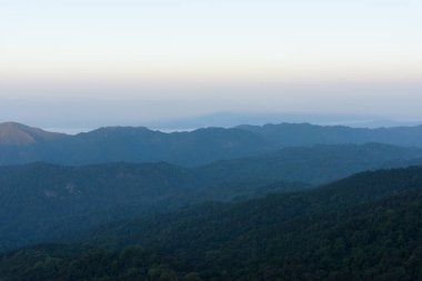 Sabah gün doğumu, dağlarla gün doğumu. Doi Pha Hom Pok Ulusal Parkı, Tayland.