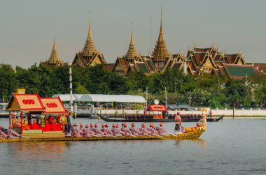 BANGKOK, THAILAND-NOVEMBER 9: 9 Kasım 2012 'de Bangkok, Tayland' da Kraliyet Mavnası Geçit Töreni sırasında Chao Phraya Nehri 'ndeki Büyük Saray' ın önünden geçen dekore edilmiş mavna geçidi