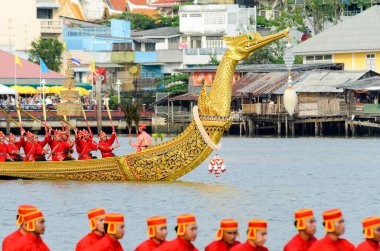 BANGKOK, THAILAND-NOVEMBER 9: 9 Kasım 2012 'de Bangkok, Tayland' da Kraliyet Mavnası Geçit Töreni sırasında Chao Phraya Nehri 'ndeki Büyük Saray' ın önünden geçen dekore edilmiş mavna geçidi