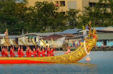 BANGKOK, THAILAND-NOVEMBER 9: 9 Kasım 2012 'de Bangkok, Tayland' da Kraliyet Mavnası Geçit Töreni sırasında Chao Phraya Nehri 'ndeki Büyük Saray' ın önünden geçen dekore edilmiş mavna geçidi