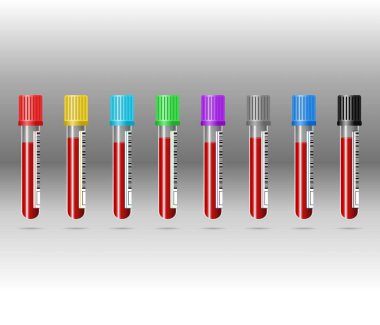 Bir sıra kan toplama tüpü gri bir arka planda duruyor. Tüplerin hepsi farklı renkte. Yapılabilecek kan testlerinin farklı türlerini temsil ediyorlar..