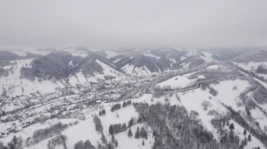 Romanya 'nın Transilvanya kentindeki Bran yakınlarındaki kırsal dağ manzarasının kış manzarası