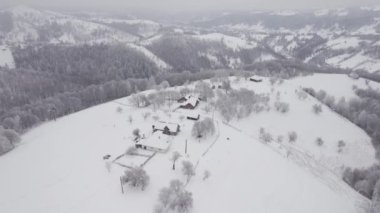 Romanya 'nın Transilvanya kentindeki Bran yakınlarındaki kırsal dağ manzarasının kış manzarası