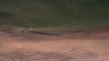Karadeniz sahilinin en üst manzarası Romanya 'nın Mamaia kentinde kaydedildi. Deniz dalgalarının kıyıya ulaşan hava aracı görüntüleri..