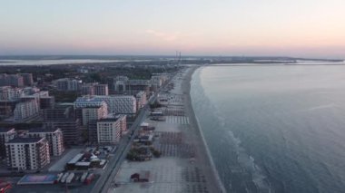 Gündoğumunda Romanya 'nın Mamaia kentindeki hava manzarası. Karadeniz kıyısında yaz manzarası.