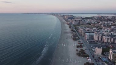 Gündoğumunda Romanya 'nın Mamaia kentindeki hava manzarası. Karadeniz kıyısında yaz manzarası.