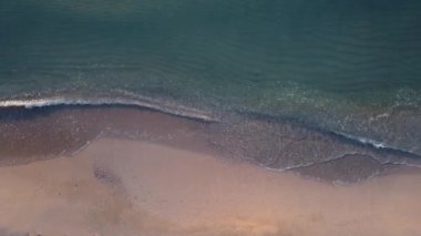 Karadeniz sahilinin en üst manzarası Romanya 'nın Mamaia kentinde kaydedildi. Deniz dalgalarının kıyıya ulaşan hava aracı görüntüleri..