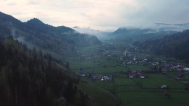Bucovina 'da sisli bir günde çekilmiş bahar dağları manzarası