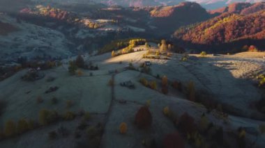 Brasov ilinin Transilvanya - Romanya kentindeki sonbahar renkleriyle dağlık kırsal manzaranın havadan görünüşü