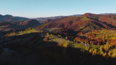 Brasov ilinin Transilvanya - Romanya kentindeki sonbahar renkleriyle dağlık kırsal manzaranın havadan görünüşü