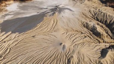 Aktif Çamur Volkanları üzerindeki hava manzarası, Çamurlu Volkanlar Bölgesi. Buzau - Romanya