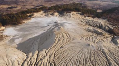 Aktif Çamur Volkanları üzerindeki hava manzarası, Çamurlu Volkanlar Bölgesi. Buzau - Romanya