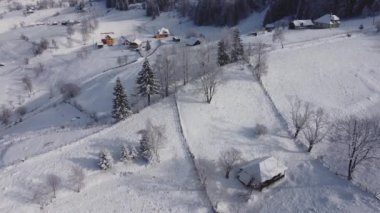 Transilvanya köyünün üstündeki kış manzarası. Karpat Dağları 'ndaki hava görüntüleri