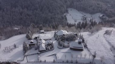 Transilvanya köyünün üstündeki kış manzarası. Karpat Dağları 'ndaki hava görüntüleri