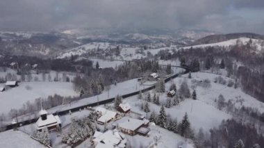 Transilvanya köyünün üstündeki kış manzarası. Karpat Dağları 'ndaki hava görüntüleri