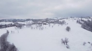 Transilvanya köyünün üstündeki kış manzarası. Karpat Dağları 'ndaki hava görüntüleri