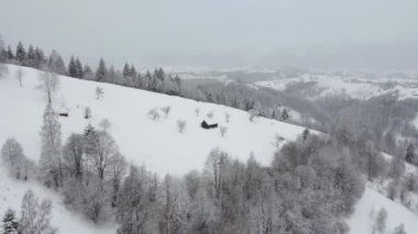 Transilvanya köyünün üstündeki kış manzarası. Karpat Dağları 'ndaki hava görüntüleri