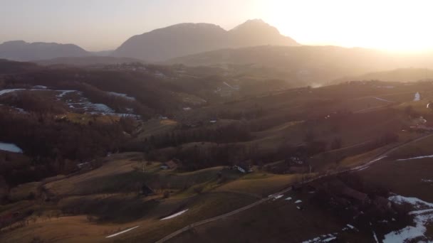 Pemandangan Musim Semi Udara Atas Lembah Pegunungan Celah Rucar Bran — Stok Video