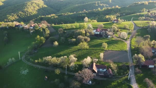 Flygande Bergslandskap Med Avlägsna Rumänska Byn Uppför Dalarna Karpaterna Landsbygdsscen — Stockvideo