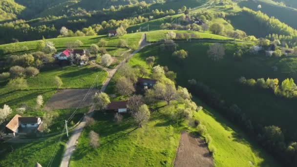 Pemandangan Gunung Udara Dengan Desa Rumania Terpencil Menanjak Lembah Pegunungan — Stok Video
